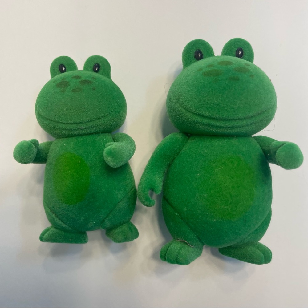 2 Woodzeez Green Flocked Fuzzy Frogs 3 1/2" and 3"